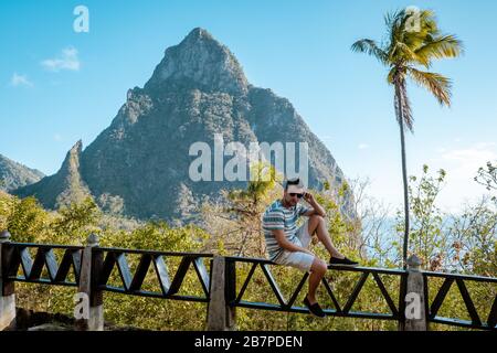 Sainte-Lucie mer des caraïbes, jeune gars en vacances à l'île tropicale Sainte-Lucie, les hommes nagent près de la plage Banque D'Images