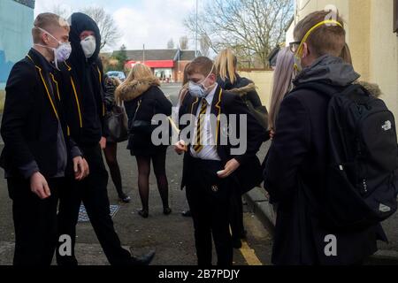 Les enfants d'école portant des masques font leur chemin vers Park View School, Chester le Street, Durham, Royaume-Uni, le 17 mars 2020. Banque D'Images