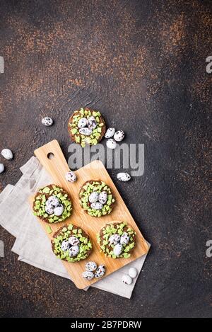 Les cookies de Pâques en forme de nid avec des oeufs Banque D'Images