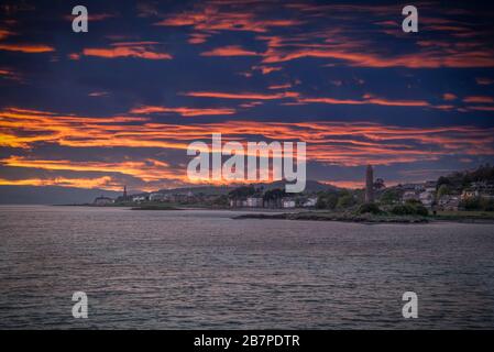 Magnifique coucher de soleil sur la ville de largs avec des skys rouges spectaculaires. Banque D'Images