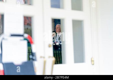 Washington, District de Columbia, États-Unis. 17 mars 2020. Le vice-président MIKE PENCE a vu par les portes de la conférence de presse pendant la séance d'information de la Maison Blanche du Groupe de travail sur le coronavirus, le 17 mars 2020 crédit: Douglas Christian/ZUMA Wire/Alay Live News Banque D'Images