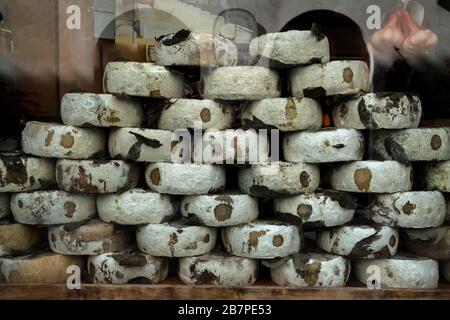 Des ronds de fromage frais de pecorino sheeps empilés dans la fenêtre du magasin, prêts à la vente. Pienza, Italie Banque D'Images