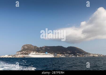 Bateau de croisière Marella Dream à Gibraltar avec nuage Levant Banque D'Images