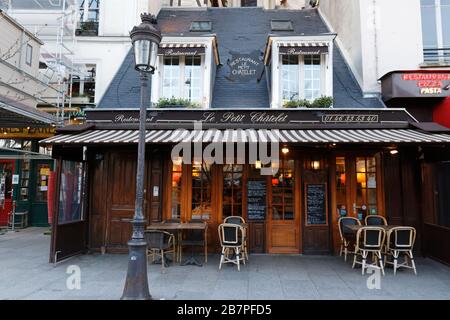 Situé dans le 5ème arrondissement, dans l'épicentre-ville, le restaurant français traditionnel le petit Chatelet se trouve à proximité de la cathédrale notre Dame de Paris Banque D'Images