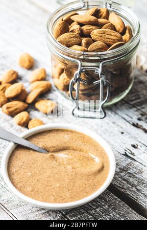 Amandes étalées. Amandes et beurre sur une vieille table en bois. Banque D'Images