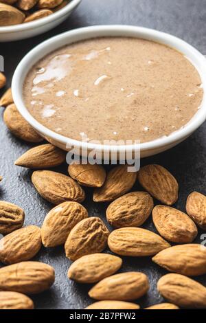 Amandes étalées. Amandes et beurre sur table noire. Banque D'Images