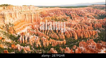 Lever du soleil au point de Baryce dans le parc national du canyon de Bryce Banque D'Images