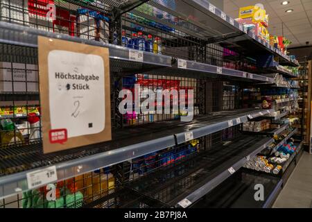 Effets de la pandémie de coronavirus en Allemagne, nourriture, étagères vides dans un supermarché, plus de papier toilette en stock, prélèvement maximal, Banque D'Images