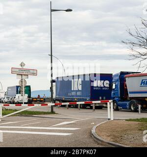 Strasbourg, France - 17 mars 2020: Embouteillage de grandes files d'attente avec des voitures et des camions au passage des douanes frontalier entre la France et l'Allemagne lors de mesures de crise dans la lutte contre le nouveau coronavirus Banque D'Images