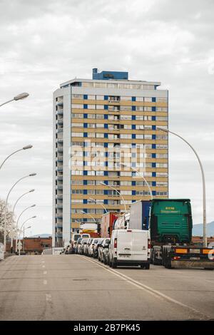 Strasbourg, France - 17 mars 2020: Embouteillage de grandes files d'attente avec des voitures et des camions au passage des douanes frontalier entre la France et l'Allemagne lors de mesures de crise dans la lutte contre le nouveau coronavirus Banque D'Images