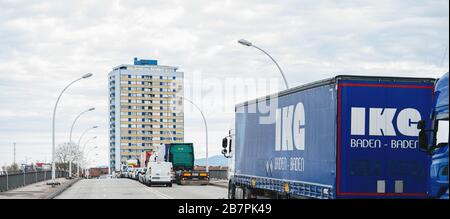 Strasbourg, France - 17 mars 2020: Embouteillage de grandes files d'attente avec des voitures et des camions au passage des douanes frontalier entre la France et l'Allemagne lors de mesures de crise dans la lutte contre le nouveau coronavirus Banque D'Images