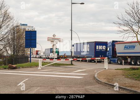 Strasbourg, France - 17 mars 2020: Embouteillage de grandes files d'attente avec des voitures et des camions au passage des douanes frontalier entre la France et l'Allemagne lors de mesures de crise dans la lutte contre le nouveau coronavirus Banque D'Images