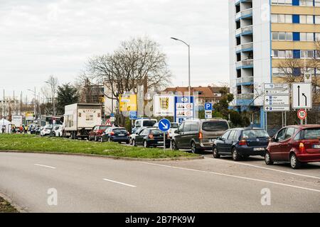 Kehl, Allemagne - 16 mars 2020: Entrée occupée de la confiture de trafic en France depuis le poste frontalier de l'Allemagne pendant les mesures de crise contre le nouveau coronavirus Baden-Wurttemberg armoiries Banque D'Images