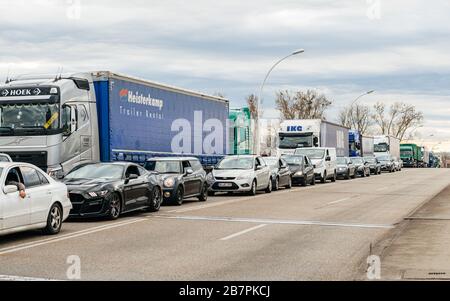 Strasbourg, France - 17 mars 2020: Les longs embouteillages emmènent une grande file d'attente avec des voitures et des camions au passage des douanes frontalier entre la France et l'Allemagne lors de mesures de crise contre le nouveau coronavirus Banque D'Images