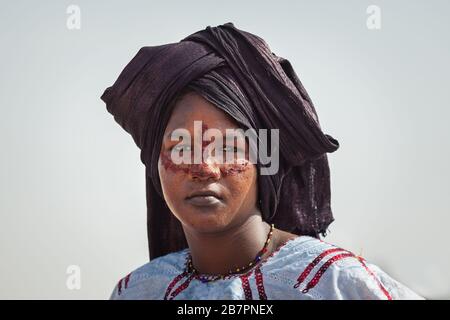 Ingall, Niger - septembre 2013: La fille Fulani dans le turban traditionnel de près Banque D'Images