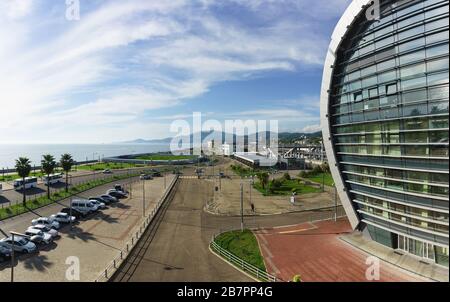 Vue sur la ville et la mer depuis les escaliers de la gare moderne. Journée ensoleillée à la fin du printemps Banque D'Images