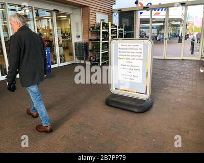 Shoreham, Sussex, Royaume-Uni. 17 mars 2020. Un panneau à l'extérieur du supermarché Tesco de Shoreham informant les clients que le magasin ouvert 24 heures sur 24 sera fermé entre 22:00 et 6:00. Usage éditorial uniquement Banque D'Images