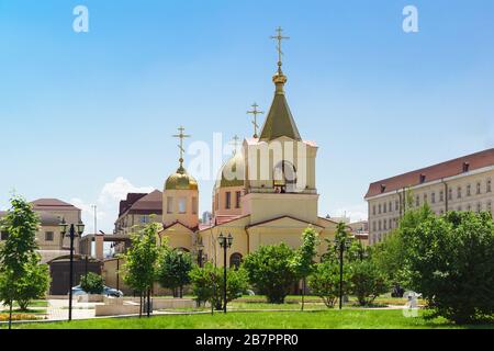 Dômes de l'église d'Archange Michael sur l'avenue nommée d'Akhmat Kadyrov à Grozny. Christianisme dans un pays musulman Banque D'Images