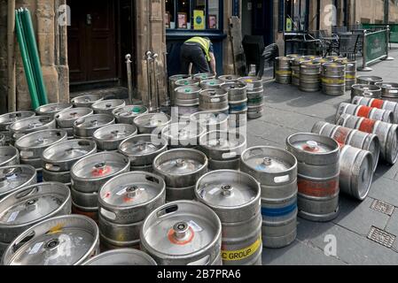 Des kegs de bière sont livrés à une maison publique sur Cockburn Street, Édimbourg, Écosse, Royaume-Uni. Banque D'Images