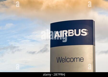 BROUGHTON, PAYS DE GALLES - MARS 2020: Panneau de bienvenue à l'extérieur de l'entrée du plan Airbus à Broughton. L'usine fait les ailes pour les avions Airbus. Banque D'Images