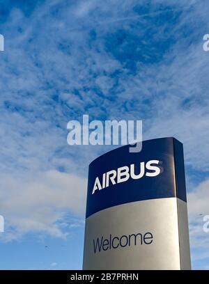 BROUGHTON, PAYS DE GALLES - MARS 2020: Panneau à l'extérieur de l'entrée du plan Airbus à Broughton. L'usine fait les ailes pour les avions Airbus. Banque D'Images