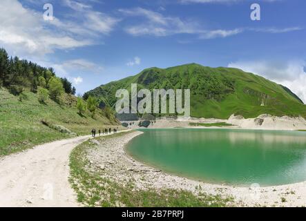 Chemin de terre sur la rive du lac de montagne Kezenoi am dans le district de Botlikh de la République du Dagestan. Légumes verts juteux au début de l'été. Russie, Nord-est Banque D'Images