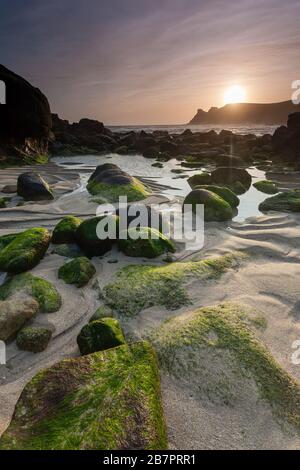 Coucher de soleil à Nanjizal, également connu sous le nom de Mill Bay, une plage et crique près de Lands End, Cornwall Cornwall Cornwall Angleterre Royaume-Uni Europe Banque D'Images