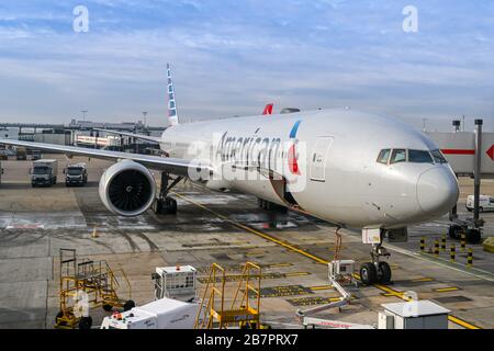 LONDRES, ANGLETERRE - NOVEMBRE 2018 : un avion Boeing 777 d'American Airlines stationné au terminal 3 de l'aéroport Heathrow de Londres. Banque D'Images