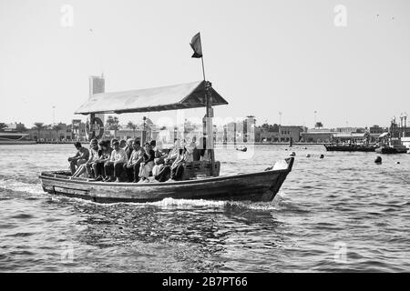 Dubaï, Émirats arabes Unis - 31 janvier 2020 : bateau Abra traditionnel avec passants sur la crique de Dubaï, Émirats arabes Unis. Image en noir et blanc Banque D'Images