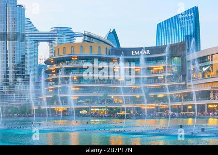 Dubaï, Émirats arabes Unis - 02 février 2020 : la fontaine de Dubaï près du centre commercial de Dubaï au crépuscule Banque D'Images