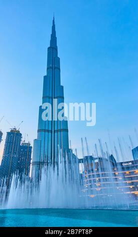 Dubaï, Émirats arabes Unis - 02 février 2020 : la fontaine de Dubaï et le bâtiment Burj Khalifa au crépuscule Banque D'Images