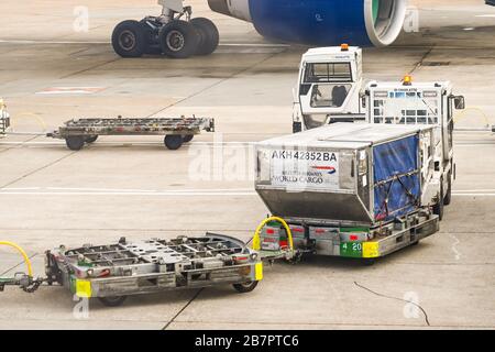 LONDRES, ANGLETERRE - NOVEMBRE 2018 : conteneur de fret aérien British Airways sur une remorque de l'aéroport Heathrow de Londres. Banque D'Images