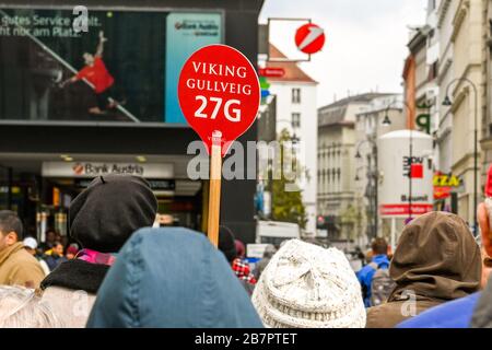 VIENNE, AUTRICHE - NOVEMBRE 2019: Inscrivez-vous en étant tenu par le chef d'un groupe d'excursions Viking Cruises lors d'une excursion à pied dans le centre-ville de Vienne Banque D'Images