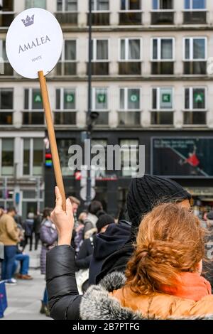 VIENNE, AUTRICHE - NOVEMBRE 2019: Inscrivez-vous en étant tenu par le chef d'un groupe de visites AMA Waterways lors d'une excursion à pied dans le centre-ville de Vienne Banque D'Images
