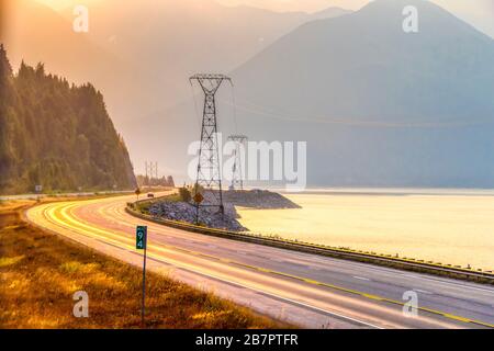 Matin fumé (frais de feu dans la région) sur le trajet en train de l'Alaska de chemin de fer d'Anchorage à Seward, Alaska le long de la voie navigable Turnagain Arm. Banque D'Images