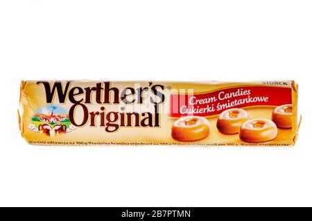 Les bonbons à la crème classiques d'origine Werthers sur fond blanc. Elles sont produites par la société allemande August Storck KG, basée à Berlin Banque D'Images