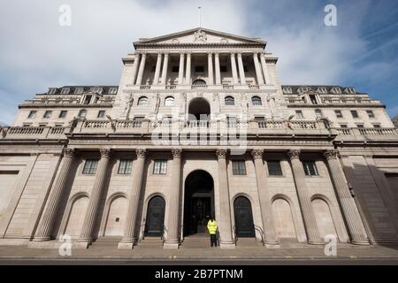 Londres, Royaume-Uni. 17 mars 2020. La photo prise le 17 mars 2020 montre la Banque d'Angleterre à Londres, Grande-Bretagne. Le gouvernement britannique va accorder 330 milliards de livres (environ 399 milliards de dollars américains) de prêts aux entreprises pour aider les entreprises à traverser les moments difficiles à mesure que l'épidémie de coronavirus s'intensifie dans le pays, a déclaré le chancelier de l'Échiquier Rishi Sunak mardi. Crédit: Ray Tang/Xinhua/Alay Live News Banque D'Images