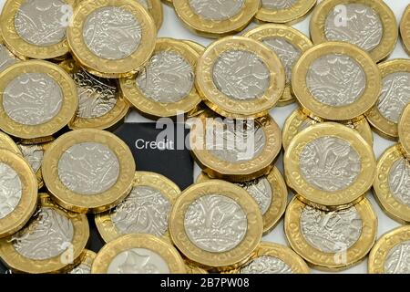 LONDRES, Royaume-Uni - JANVIER 2020: Vue rapprochée de la monnaie britannique Grande livre britannique GBP - une monnaie Pound entourant le coin d'une carte de crédit Banque D'Images