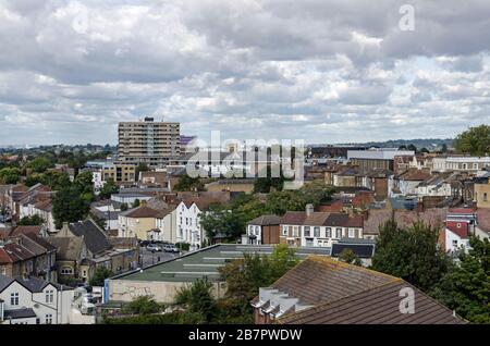 Vue d'un bâtiment élevé à travers maisons et appartements juste au nord du centre-ville de Croydon. Banque D'Images