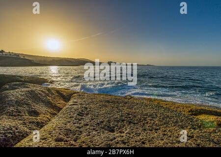 Magnifique coucher de soleil sur les eaux de mer et les pierres d'eau un jour d'été. Fond de paysage naturel et papier peint Banque D'Images