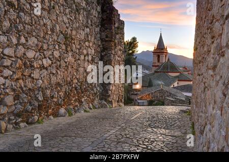 Zahara de la Sierra, village blanc dans la province de Cadix, Andalousie, Espagne Banque D'Images