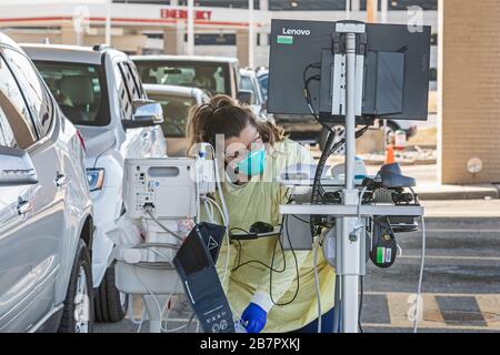 Royal Oak, Michigan, États-Unis. 17 mars 2020. Essai au volant du virus Covid-19 à l'extérieur de l'hôpital Beaumont. Crédit: Jim West/Alay Live News Banque D'Images