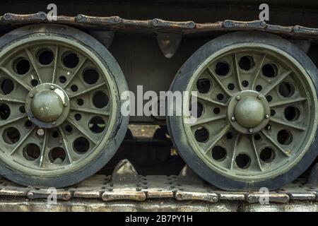 Deux roues et la caterpillar d'un réservoir T-34, qui se trouve devant le musée de l'armement à Poznan, Pologne 2019. Banque D'Images