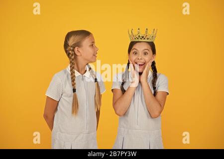 Comme jamais. Les petites filles d'imaginer qu'ils sont égoïste princesse. succès récompense. Enfance heureuse amitié. prom queen. retro enfants égoïstes. vintage in gold crown. motivation pour être le meilleur. Banque D'Images