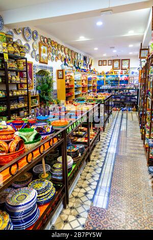 Intérieur de Ceramica Santa Ana dans le quartier de Triana, Séville, Andalousie, Espagne Banque D'Images