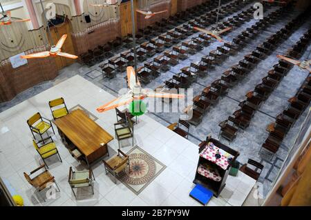 Peshawar. 17 mars 2020. La photo prise le 17 mars 2020 montre une salle d'examen vide à Peshawar, au Pakistan. Le nombre de cas confirmés de COVID-19 au Pakistan a atteint 212 après l'émergence de 29 nouveaux cas dans les provinces du Pendjab oriental et du Sud de Sindh mardi, ont déclaré des responsables de la santé. Crédit: Saeed Ahmad/Xinhua/Alay Live News Banque D'Images