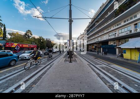Vieille ville d'Athènes, Attica/ Grèce - 12 28 2019: Plateforme de voiture de rue et rails au centre de transport Syntagma Banque D'Images
