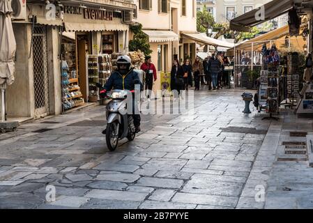 Athènes, Attique / Grèce - 12 26 2019: Vue sur les rues étroites des touristes avec des magasins typiques Banque D'Images