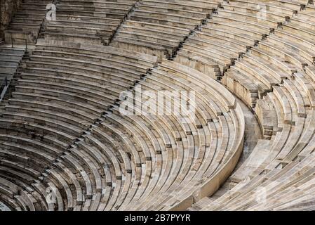 Athènes, Attique / Grèce - 12 26 2019: Vue abstraite sur les marches et les sièges en marbre du théâtre Dyonisus Banque D'Images