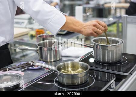 Chef lieu de travail à la cuisine du restaurant Banque D'Images